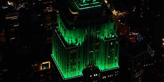 Empire State Building v zelených farbách