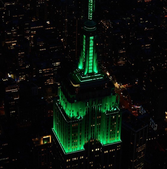Empire State Building v zelených farbách